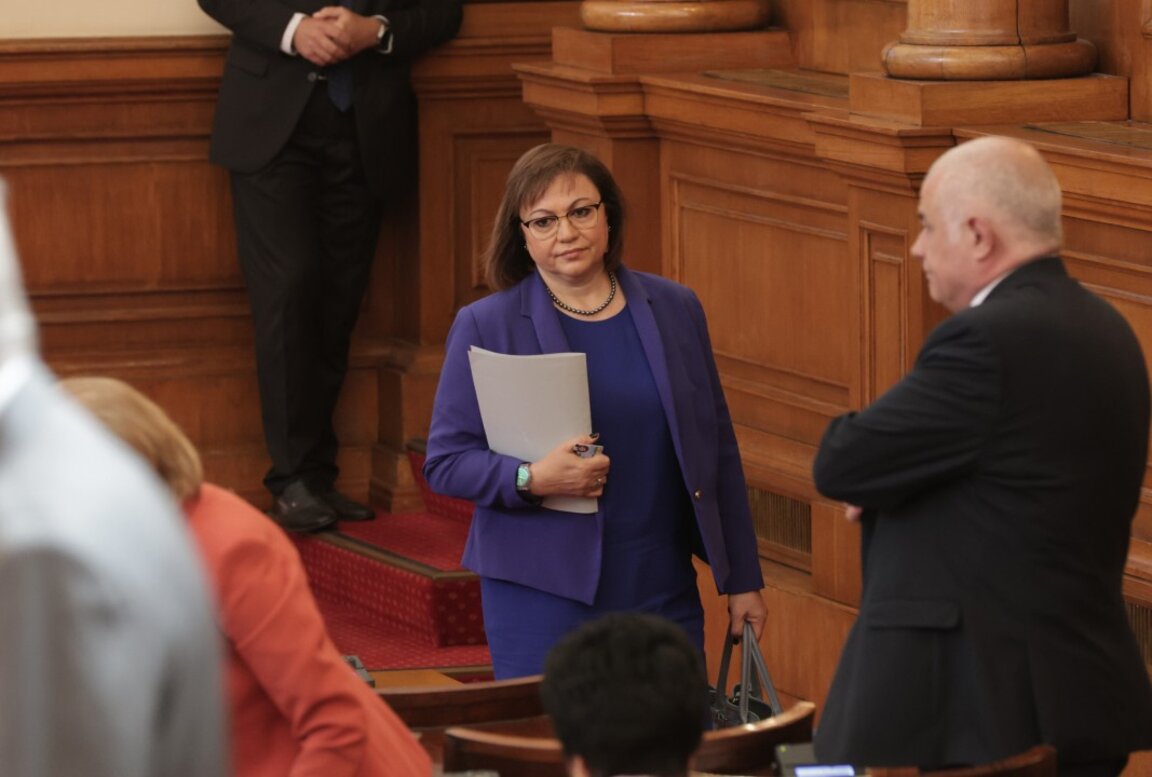 На 7 август парламентът проведе извънредно заседание, на което прие промени в Закона за защита от домашното насилие; На снимката: лидерът на БСП Корнелия Нинова.