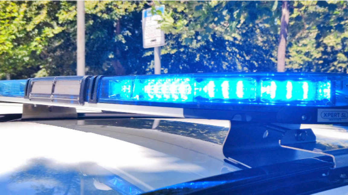 Мъж троши стъкла с брадва