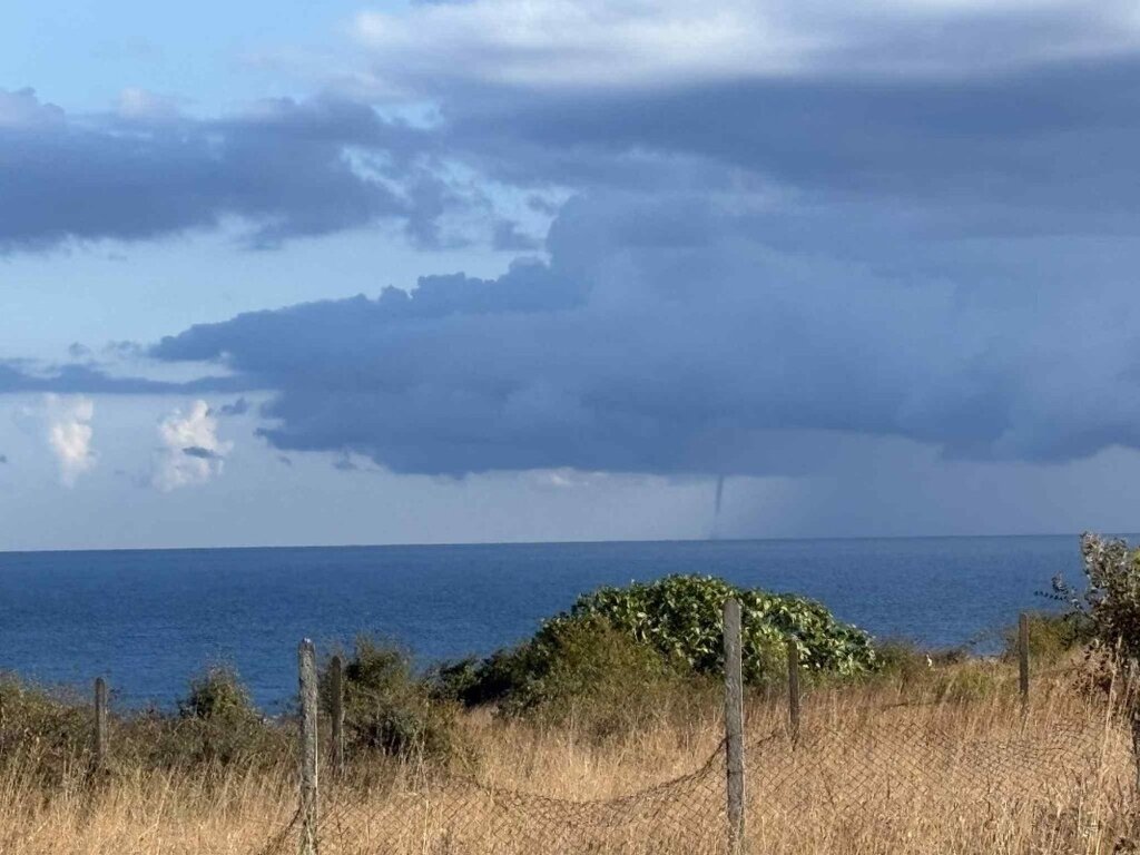 Tornado de agua sobre la costa sur del Mar Negro atrae turistas