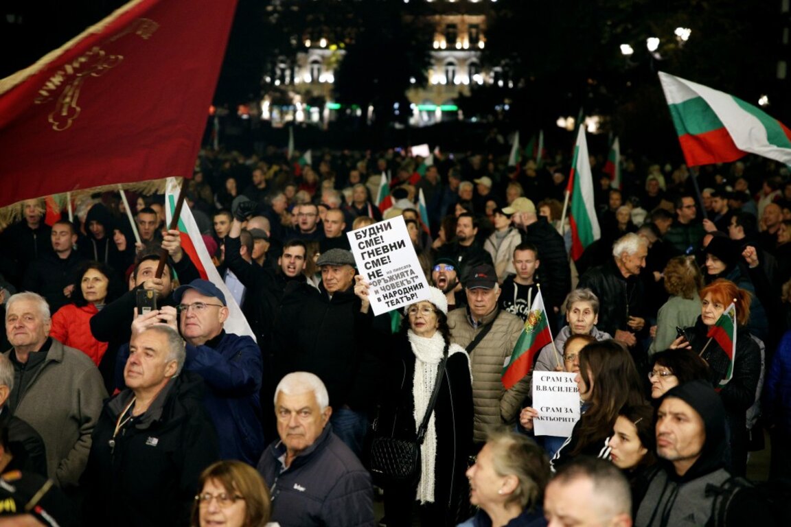 Безредици пред Народния театър заради премиерата на "Оръжията и човекът"