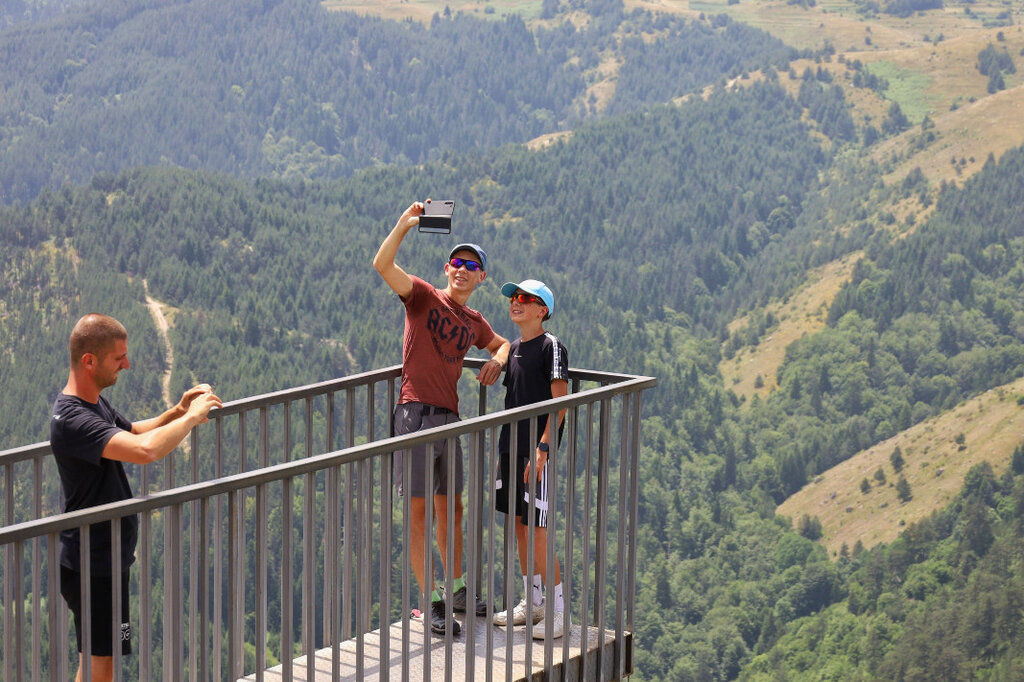 Gran afluencia de turistas a las montañas búlgaras a pesar del calor insoportable