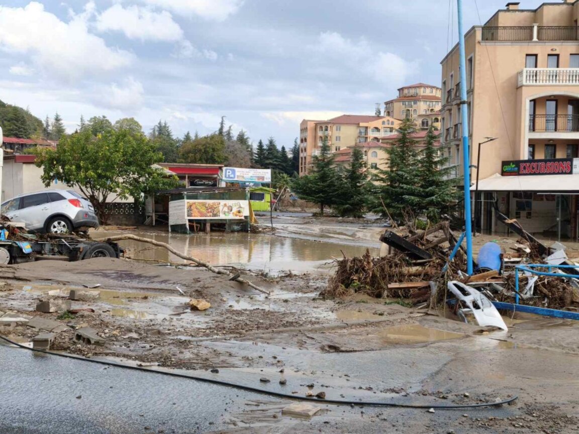 Доброволци помагат на хората в "Елените", 12 деца са изведени от училището в Св. Влас