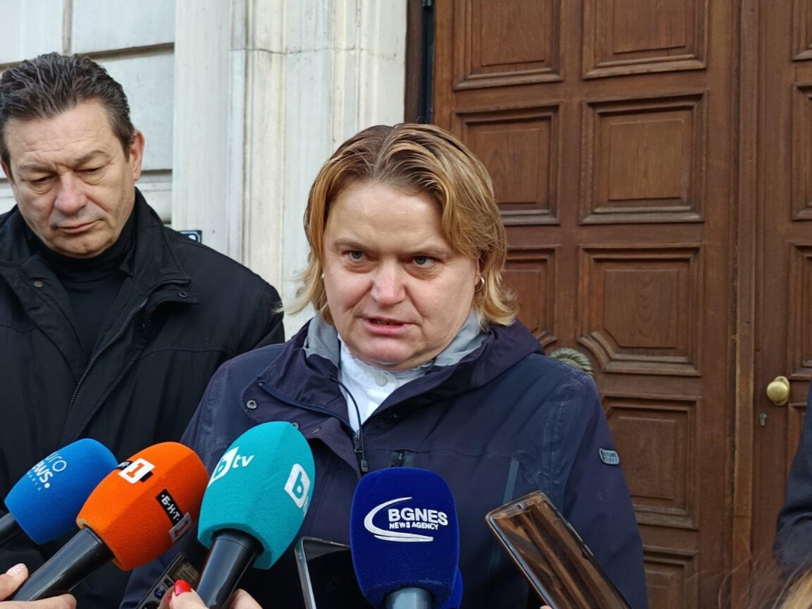 Заместник-кметът по околната среда на София Надежда Бобчева и директорът на завода на третиране на отпадъци Николай Славов.