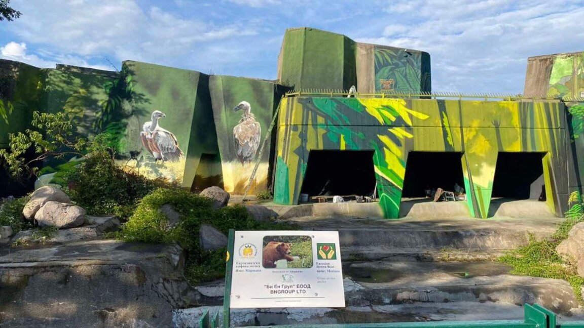 Riesige bunte Graffiti von Raubvögeln und Bären schmücken den Tierpark in Sofia