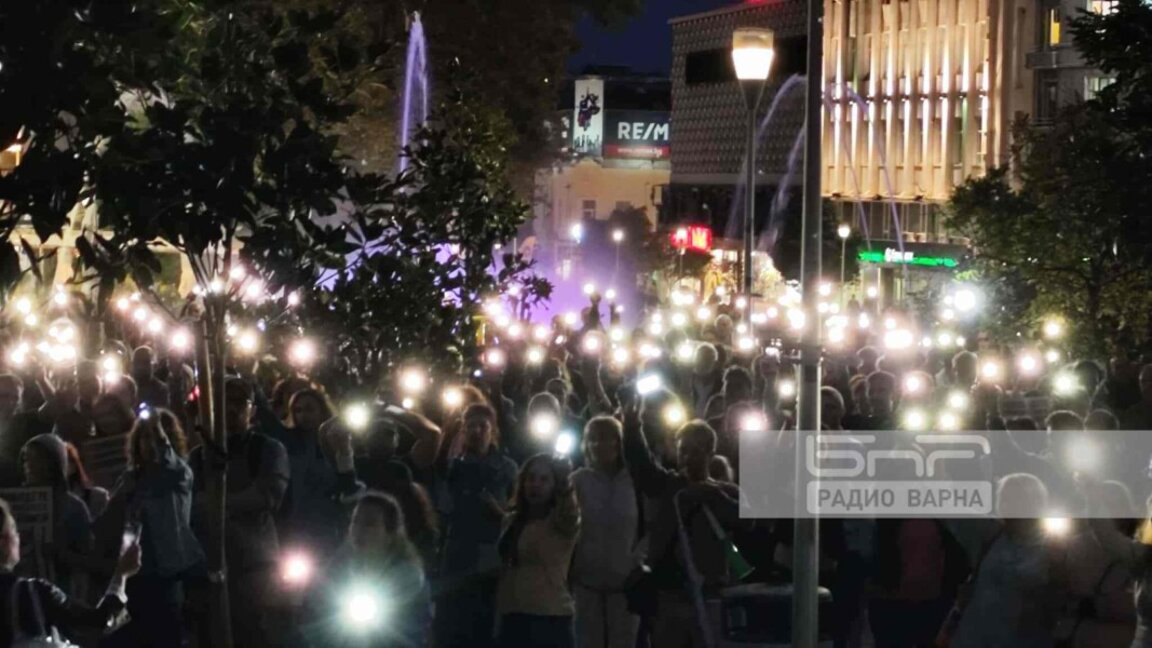 Девети пореден протест в подкрепа на Благомир Коцев, символично осветиха Съдебната палата с фенери (СНИМКИ)