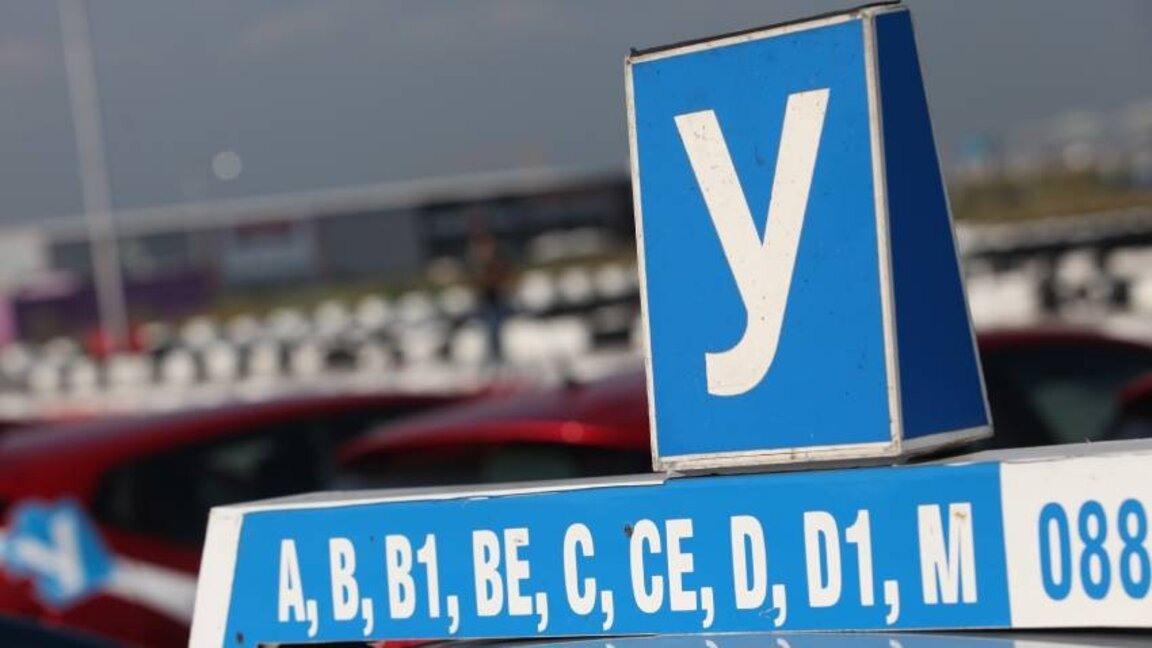17-годишните младежи ще могат да шофират, но само с придружител?