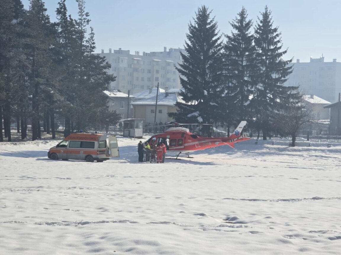 Медицински хеликоптер кацна в болницата в Разлог, за да транспортира пострадалия турист, 19.01.2025 г.