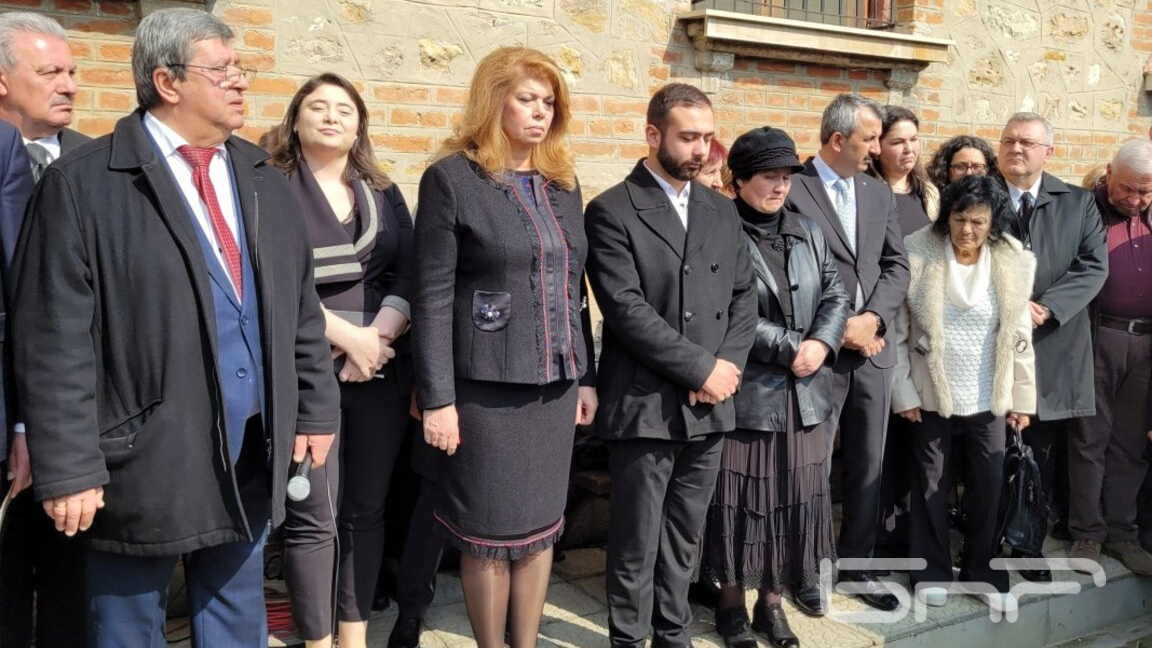 Настоящият президент Илияна Йотова и Красимир Премянов, председател на СТДБ, 2024 г. приъстваха при откриването на паметник на отец Чъкърък миналата година