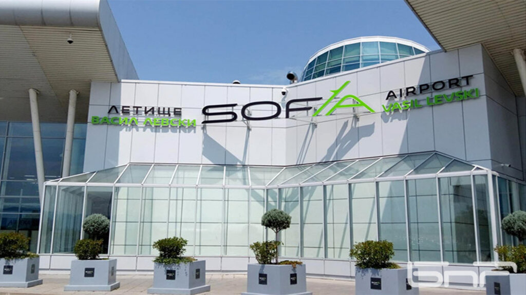 Авиокомпания свали дете с инвалидна количка от самолет на летището в София