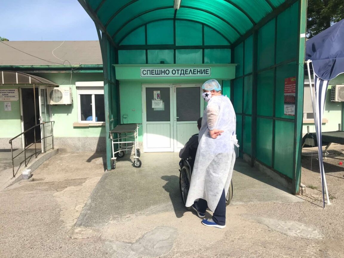 Семь человек в тяжелом состоянии после столкновения автомобиля и микроавтобуса