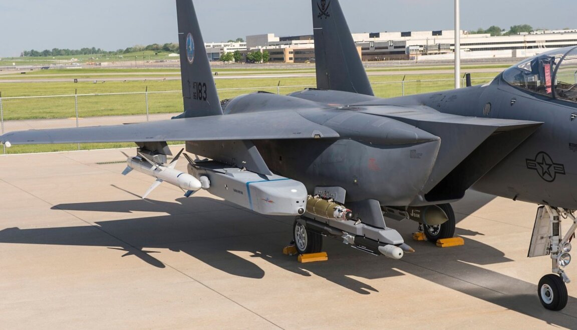 Американски F-15 с крилати ракети "Таурус" на борда