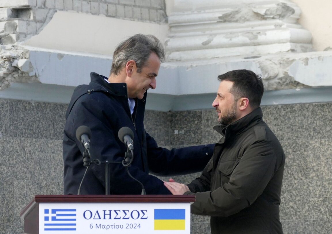 Гръцкият министър-председател Кириакос Мицотакис (вляво) и президентът на Украйна Володомир Зеленски - снимка от Одеса, 5 март 2024