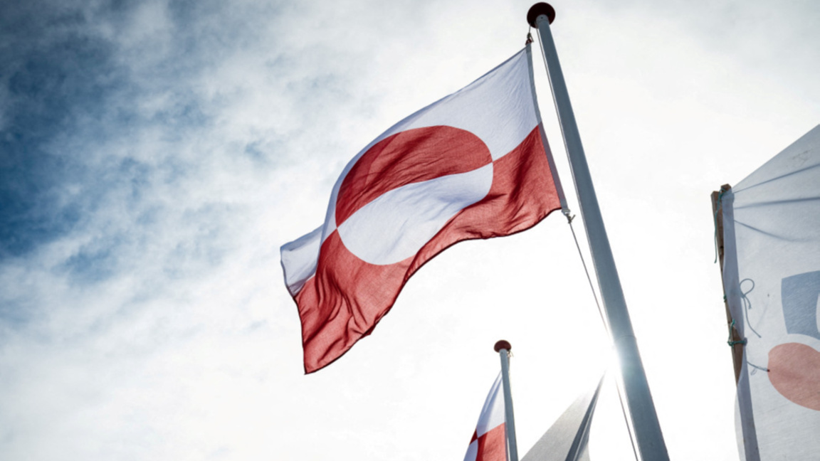 Флагът на Гренландия се развява в столицата Нуук.