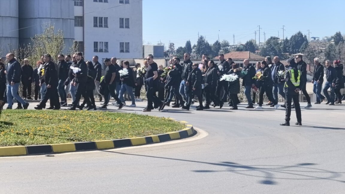 Погребват жертвите от пожара в Кочани