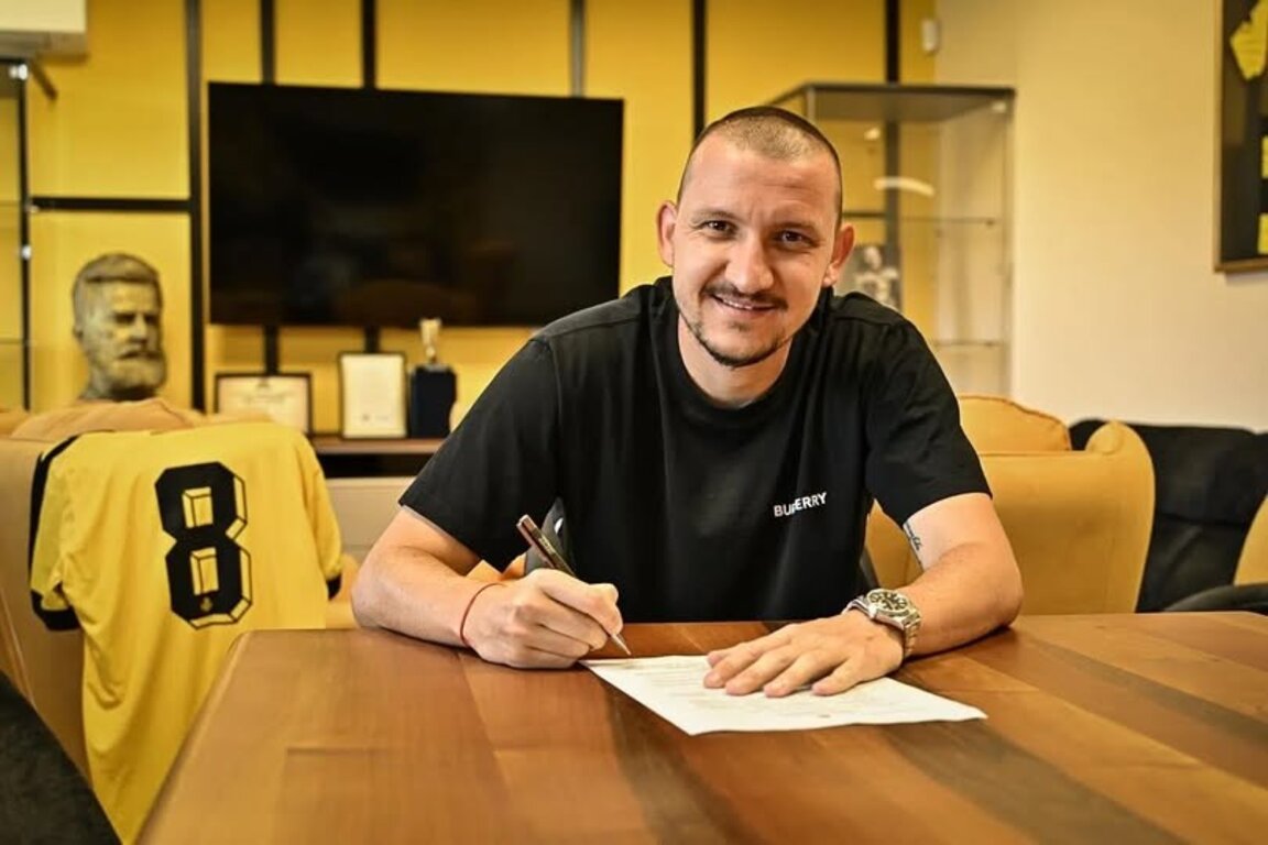 Неделев отново у дома