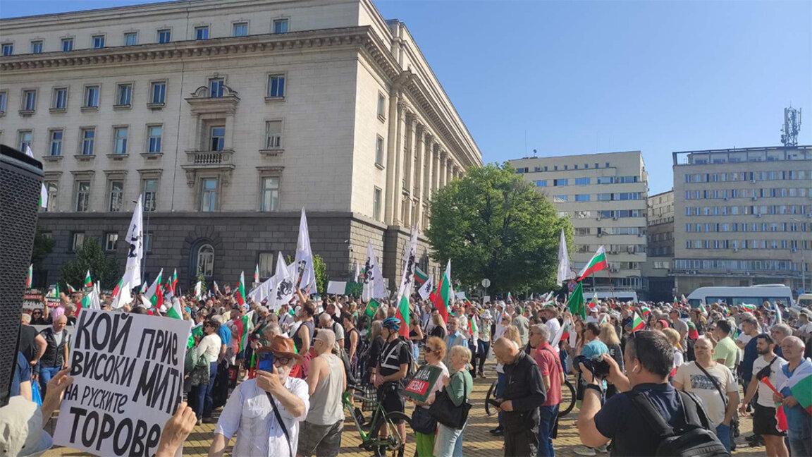 Manifestation devant l'Assemblée nationale pour le maintien du lev bulgare...