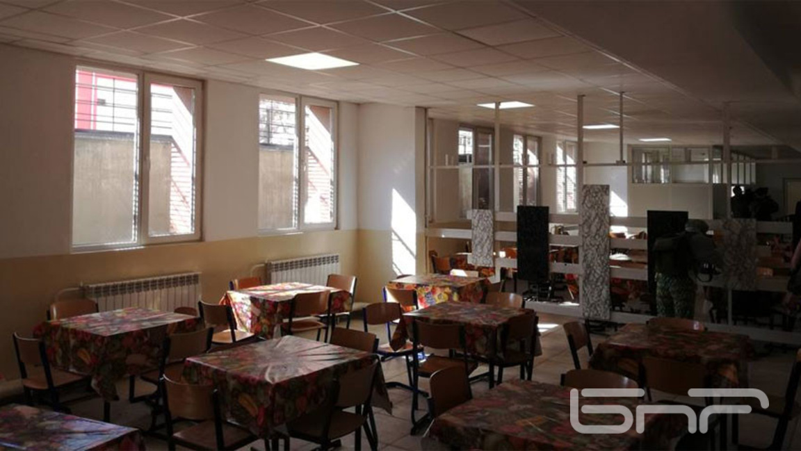 училищен стол; столова; Снимката е илюстративна