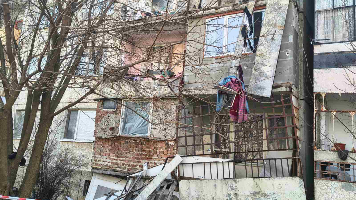 Паднаха четири парапета на тераси на жилищни блокове в силистренско село