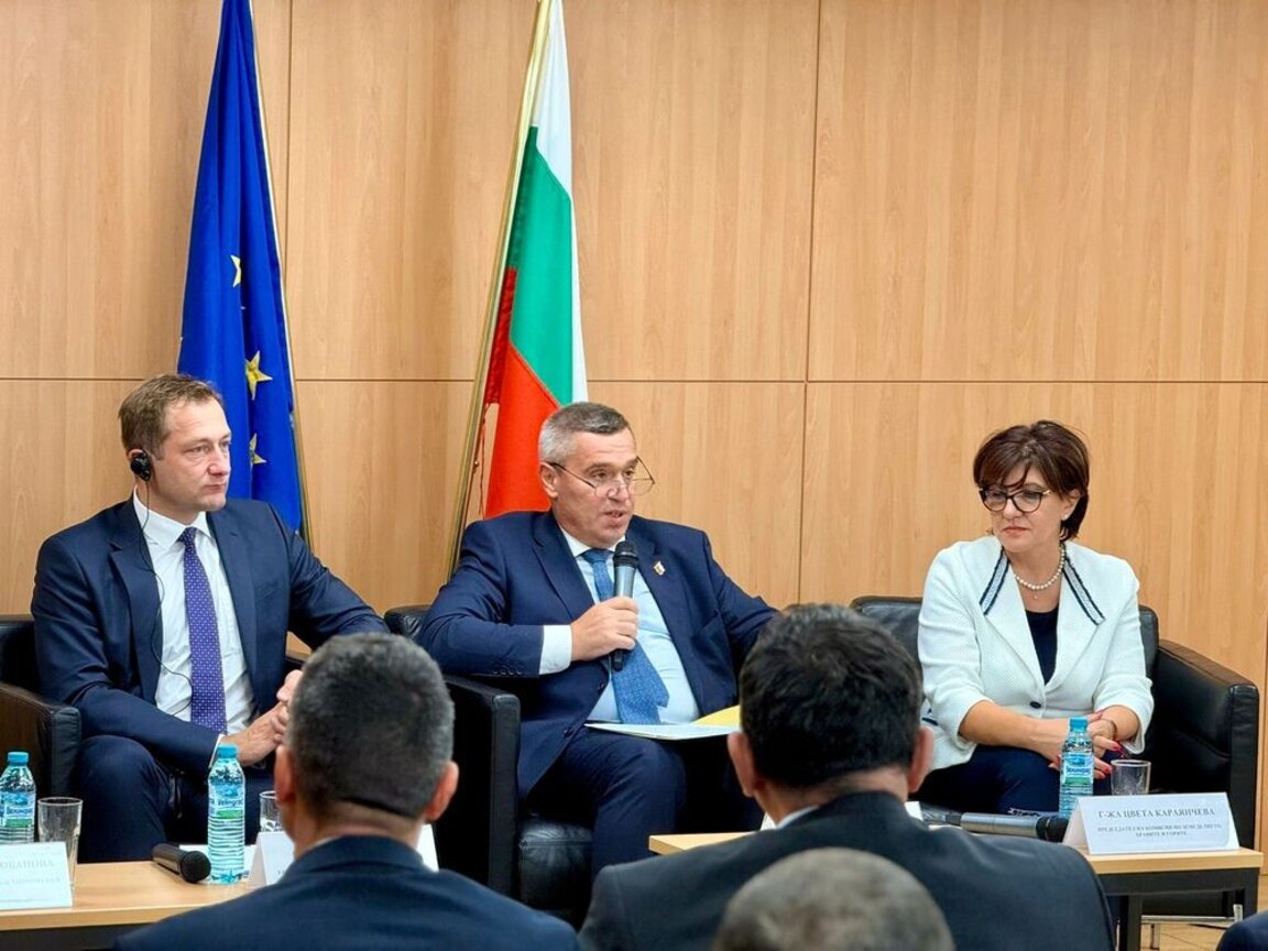 Еврокомисарят по земеделието и храните Кристоф Хансен (вляво) и министърът на земеделието Георги Тахов