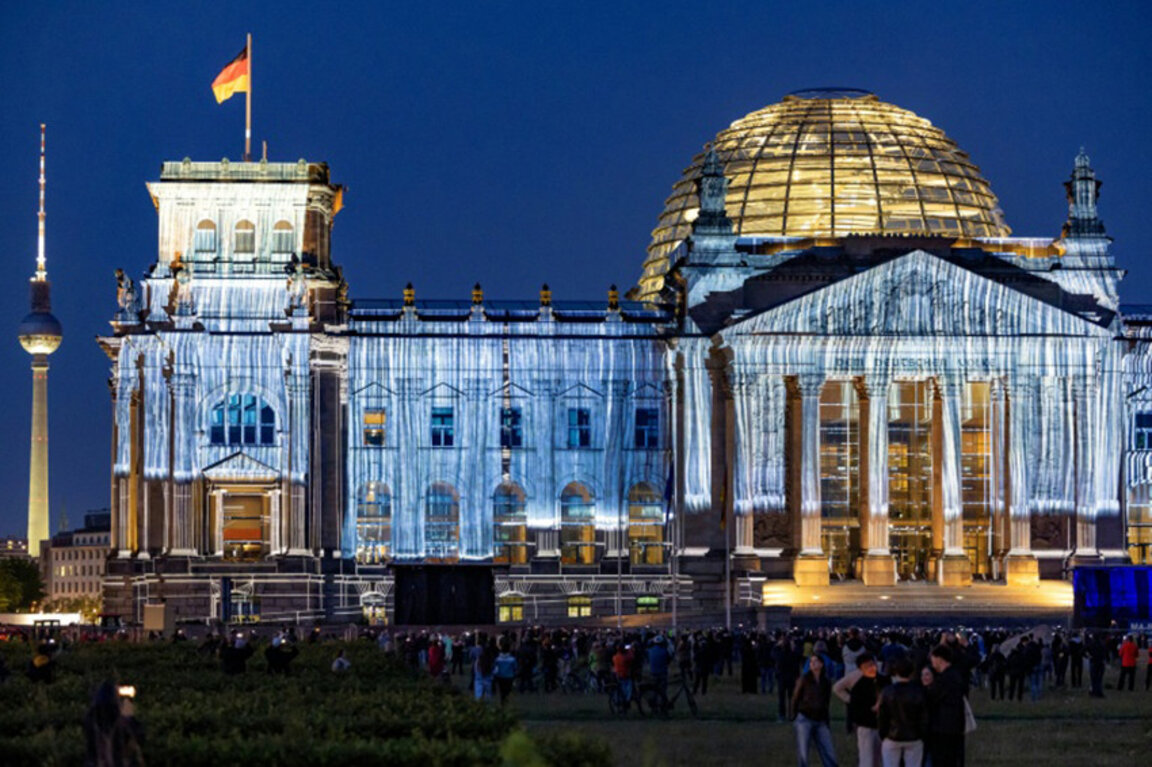 Berlín recuerda cómo el artista Christo Yavashev envolvió el Reichstag hace 30 años