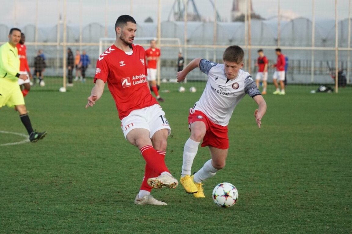 Стефан Велков (вляво) игра цял мач за домакините.