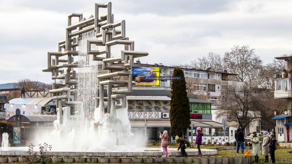 Ледената „скулптура“ на Лирата пред автогарата в Кърджали се превърна в атракция (видео)