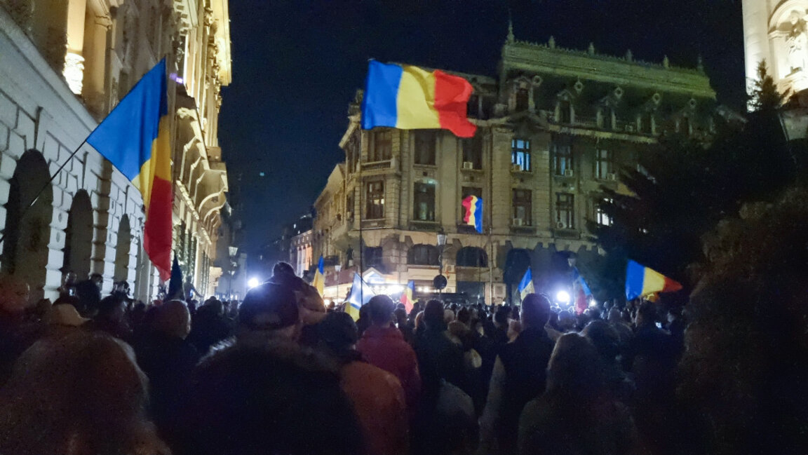 Привърженици на Джорджеску пред Централното избирателно бюро на Румъния, 9 март 2025 г.