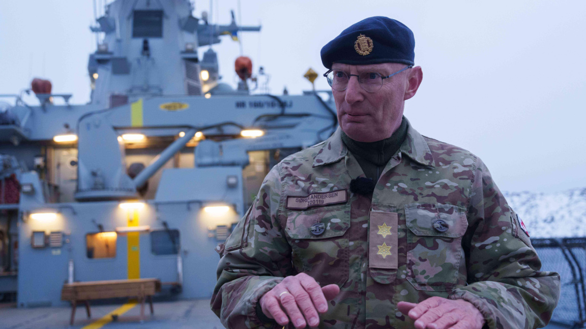 Ген.-майор Сьорен Андерсен от Дания, командващ Обединеното арктическо командване, дава интервю на борда на кораба "Кнут Расмусен" на Кралския датски флот, акостирал в Нуук, Гренландия, 17 януари 2026 г.