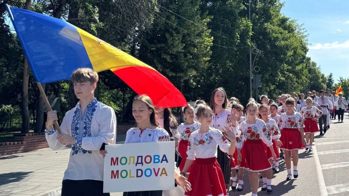 El pueblo de Mineralni Bani acoge el etnofestival "Niños de los Balcanes"
