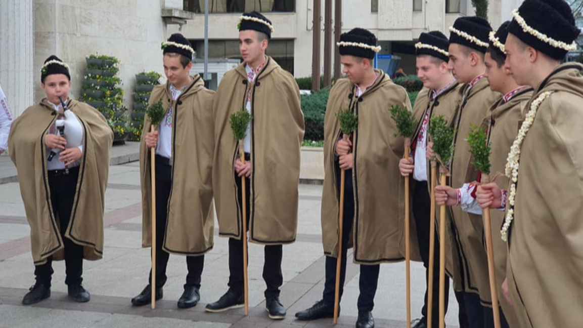 Коледари ще обикалят по кварталите и съставните селища на Бургас