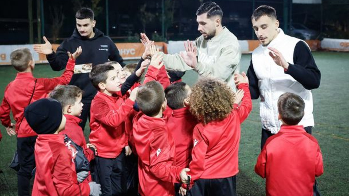 Футболисти на ЦСКА зарадваха с подаръци малчугани на клуба