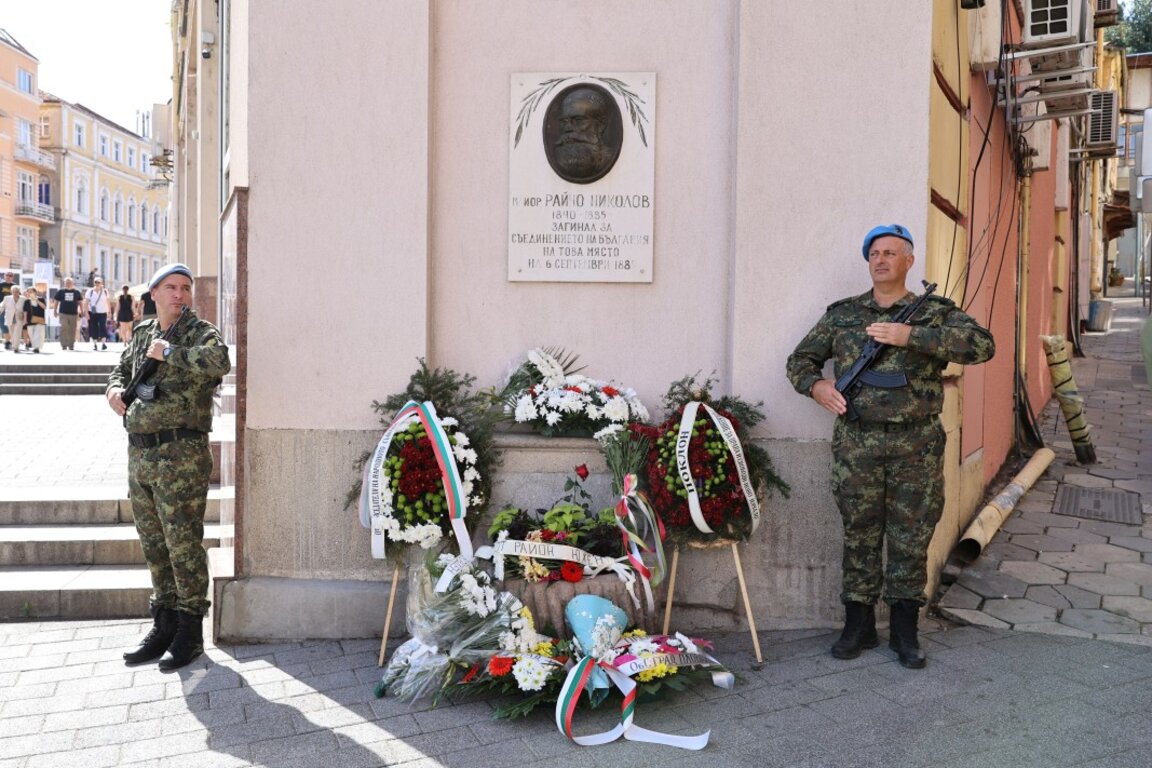 В рамките на честванията на 140 години от Съединението на България бяха положени венци и цветя на паметната плоча на майор Райчо Николов до площад "Римски стадион" в Пловдив -  6 септември 2025 г.