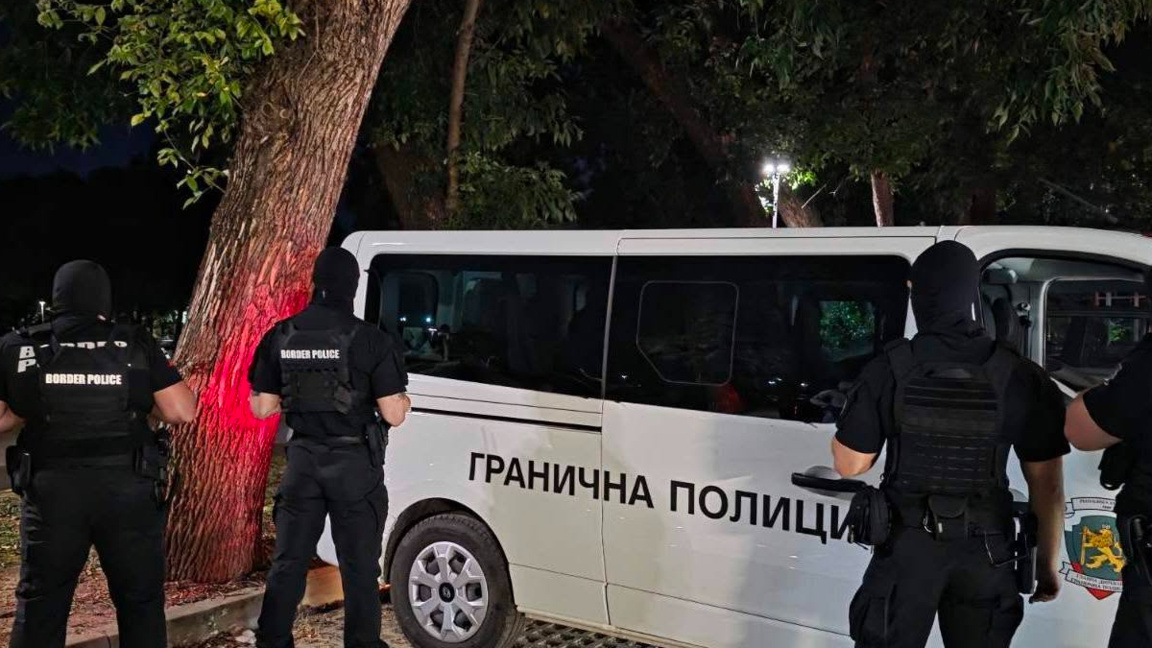Десет души са задържани за измами за 900 хиляди евро