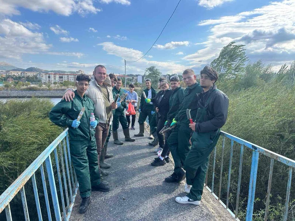 Доброволци ученици подготвиха Пасарелката за боядисване 
