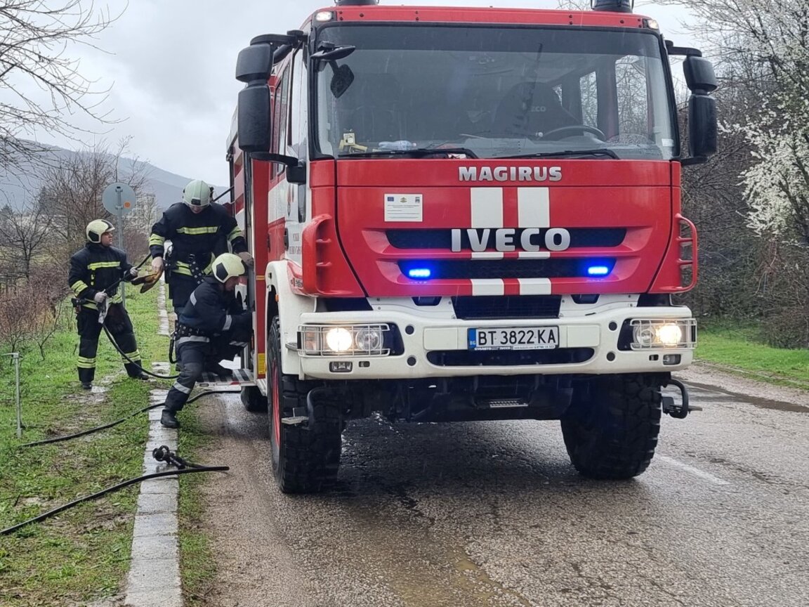 Хеликоптери гасят пожара в Рила