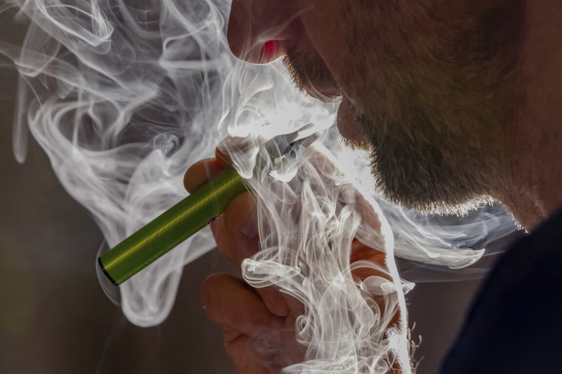 Задържаха варненски ученик за разпространение на дрога сред съученици