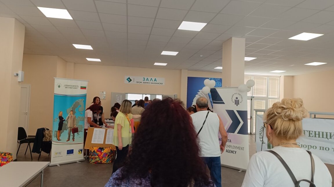 Близо 500 безработни се срещнаха д работодатели в Стара Загора