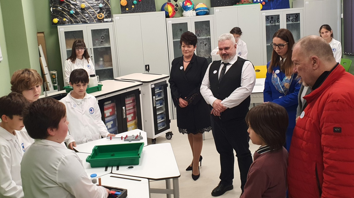 Нов STEM център с виртуална реалност откриха в ОУ "Васил Априлов" в Бургас