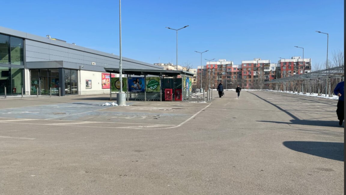 Така изглежда паркингът на голяма търговска верига в столицата