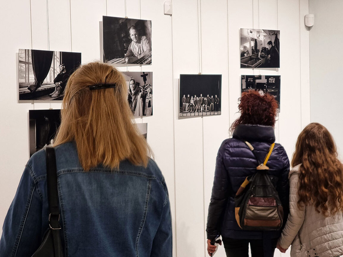 "С’цената, с която живея" – изложба на Ямболския театър, останал без основна сцена