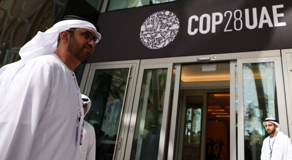 Dr. Sultan Ahmed Al Jaber (stânga), ministrul Industriei și Tehnologiei Avansate din Emiratele Arabe Unite, trimis special al Emiratelor Arabe Unite pentru schimbările climatice și director general și CEO al Grupului Abu Dhabi National Oil Company (ADNOC), sosește la reuniunea COP28 din Dubai, 30 noiembrie 2023.