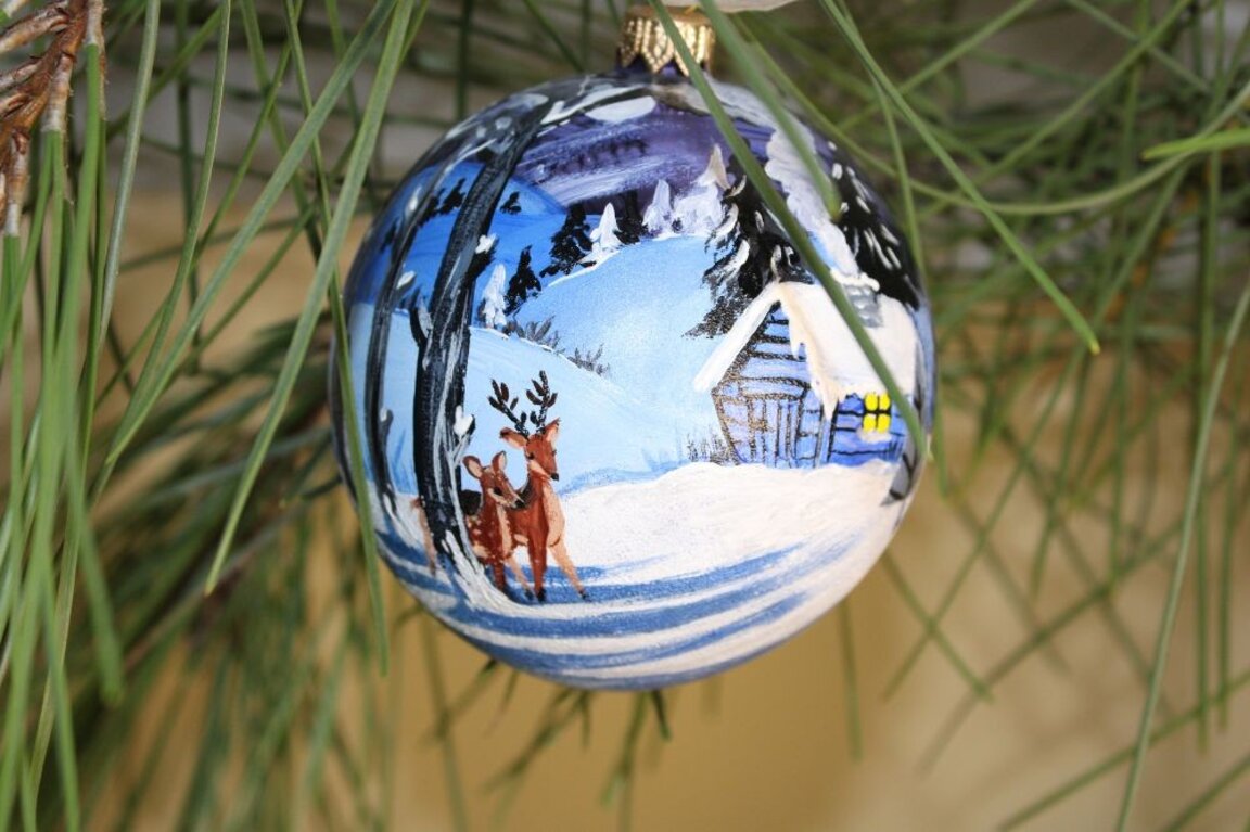 Christmas tales made of glass, or how a forgotten tradition is revived