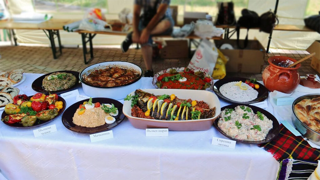 Delicias y tradiciones de Banat en un festival en la aldea de Asenovo