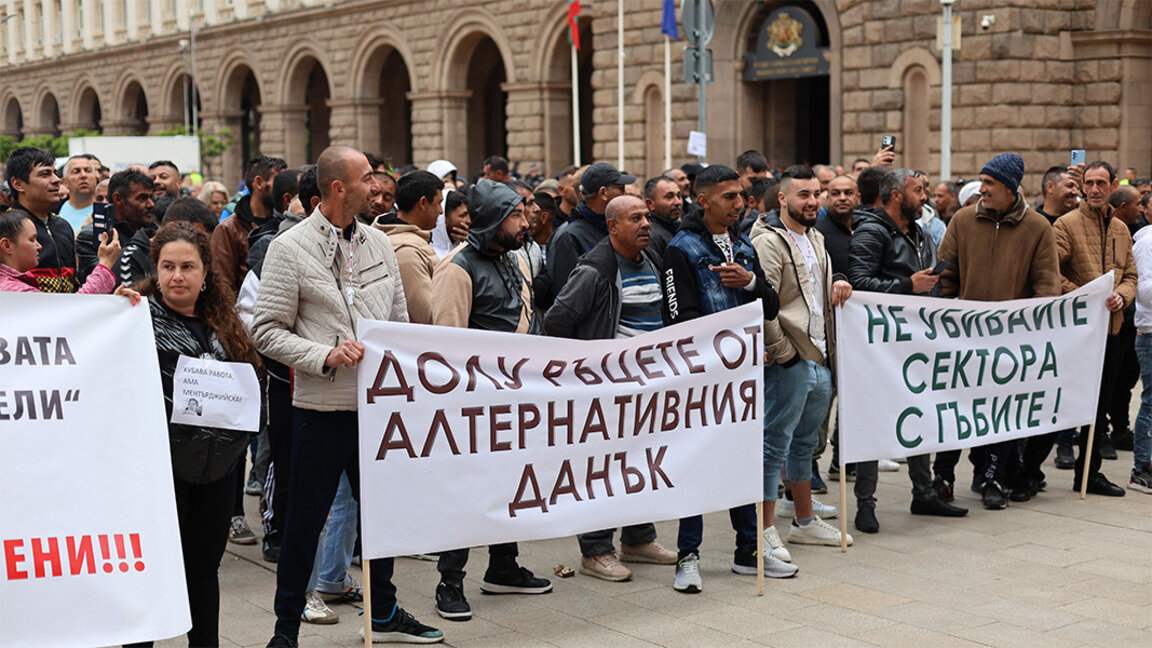 Mantar toplayıcılarının Parlamento önündeki protestosu