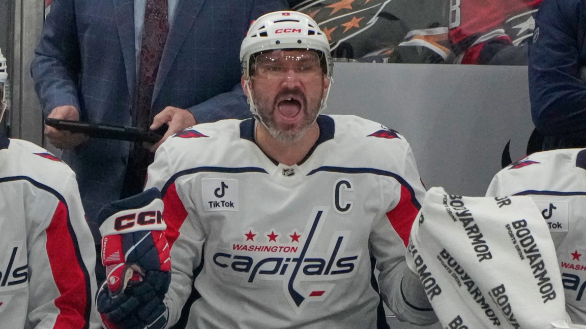 Александър Овечкин се радва на пейката на Вашингтон.