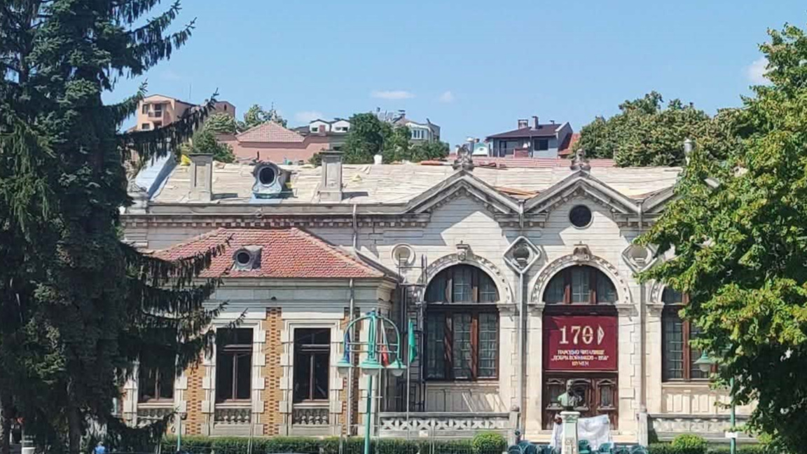 Продължава ремонтът на покрива на читалище "Добри Войников"