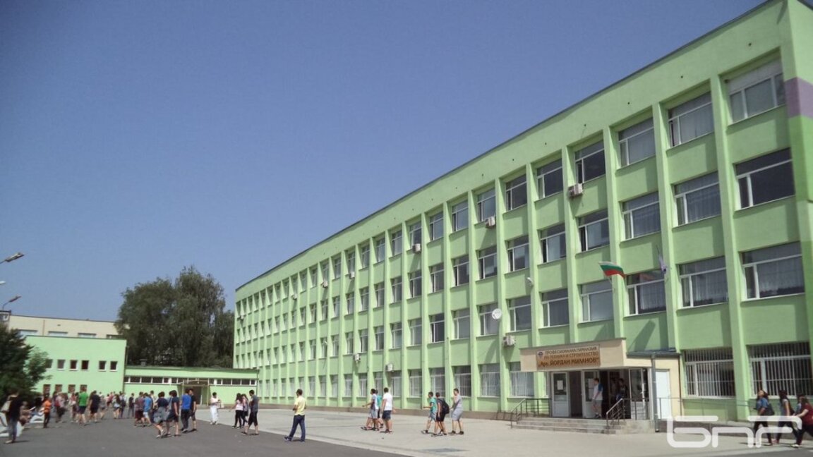 Закриват две училища