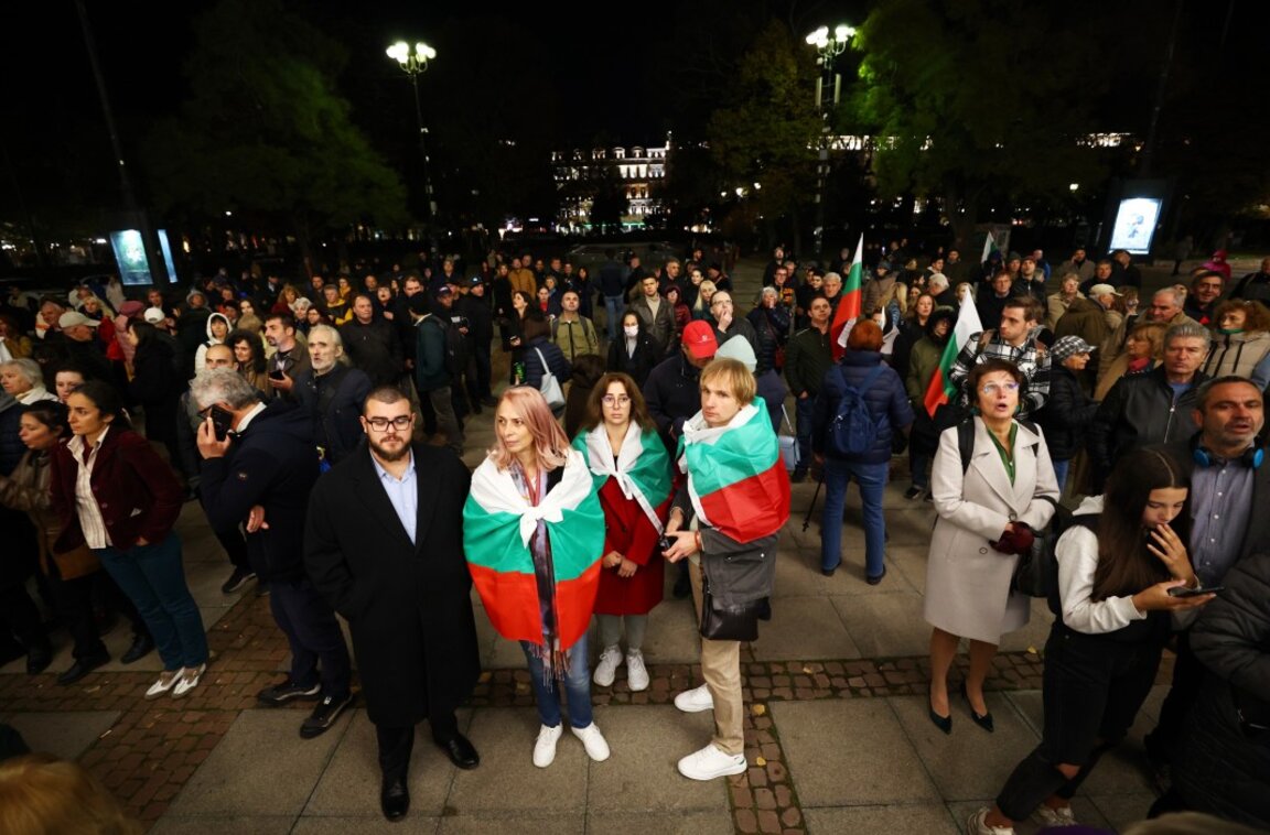 Протест и контрпротест перед Народным театром из-за постановки Джона Малковича