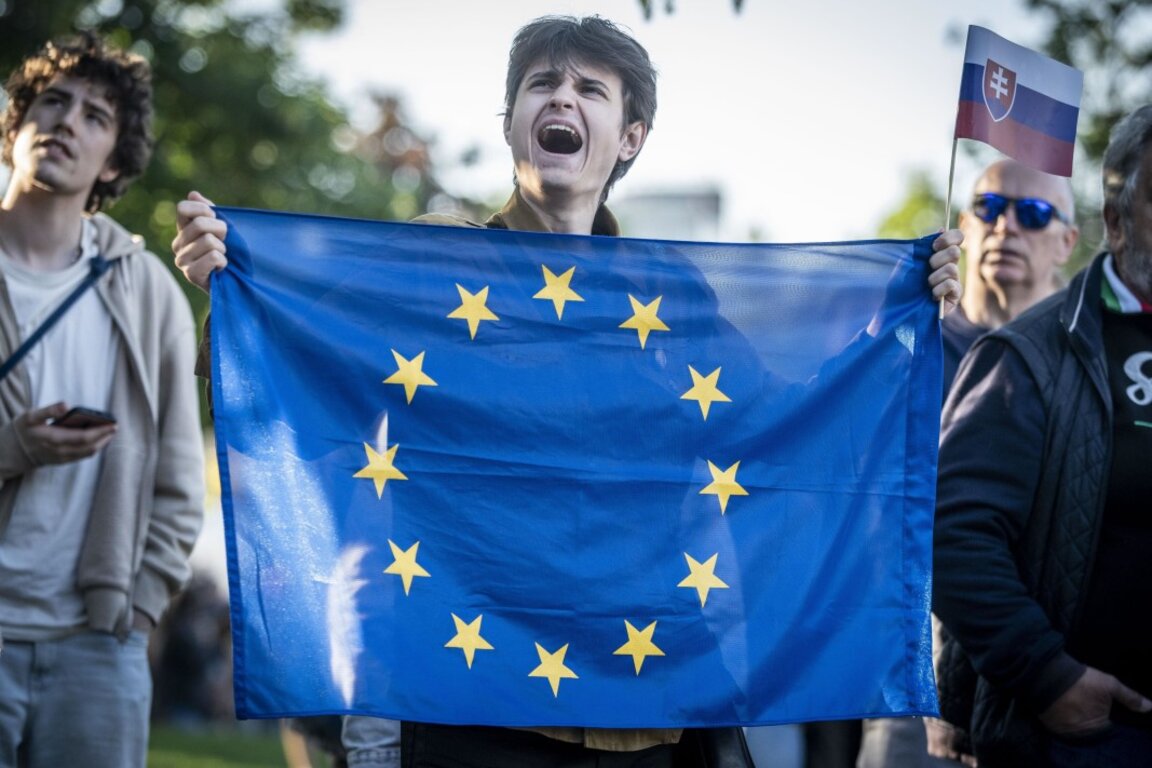 Многолюден протест в Братислава