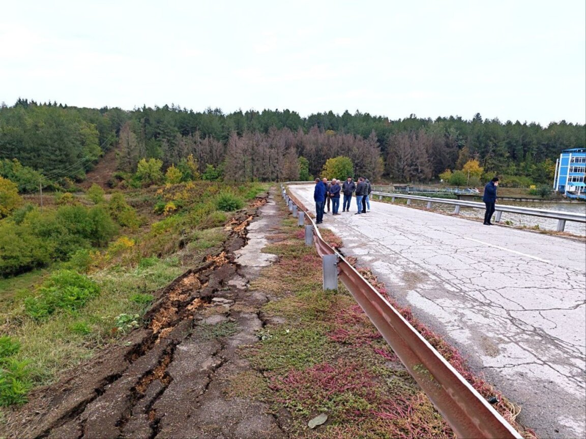 Евакуират хората от село Николово